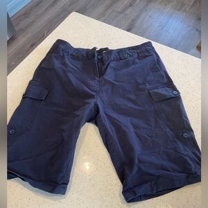 Ellos. Cargo shorts.